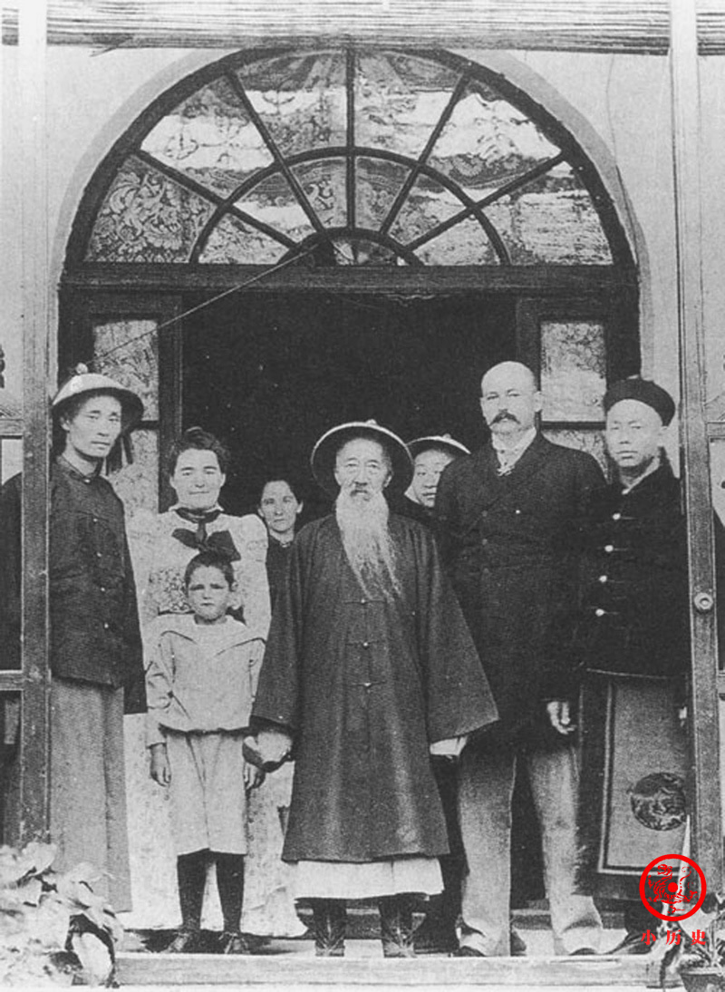 老照片：晚清名臣张之洞爱养猫，留长指甲，随时随地能睡着_腾讯新闻