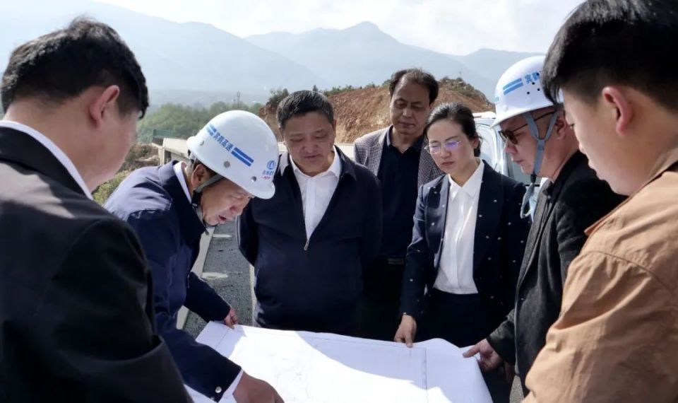 杨国宗到鹤庆县调研时强调 突出产业优势 积极抢位发展 奋力争先进位