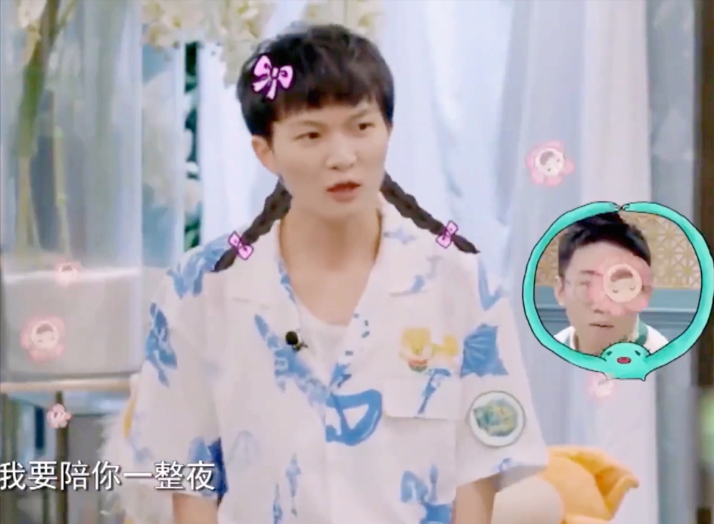 周深对贾玲义气相挺,演唱电影插曲,写观影小作文,雪中漫步还不忘帮忙