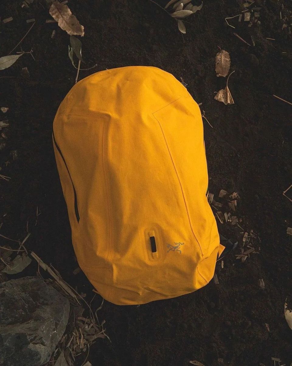 目前,该联名系列已于 3 月 29 日在 beams 正式登场.