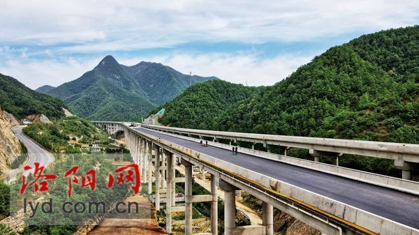 近日,在栾川县,建设中的栾卢高速公路在大山中延伸.