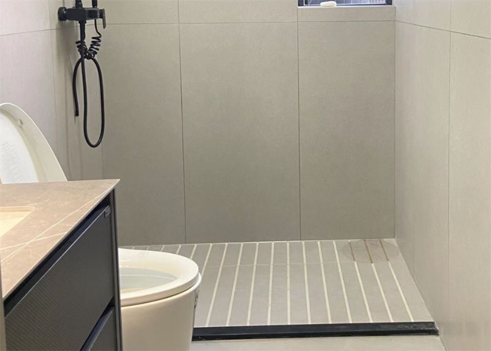 最后,就是卫生间大砖上墙的问题了,我明确告诉大家卫生间大砖上墙其实