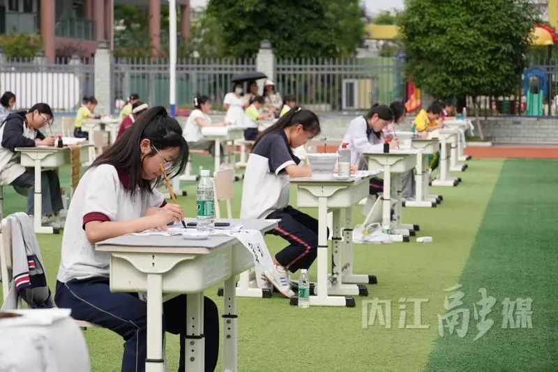 惊叹!今天,内江500个娃娃"斗"笔