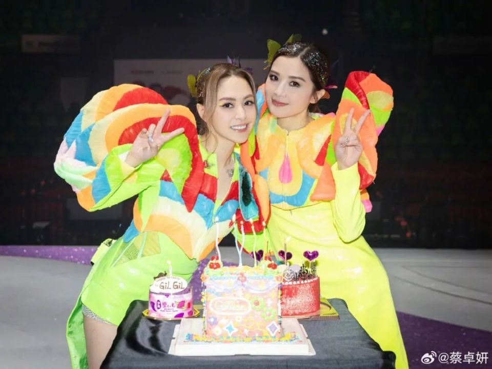 Twins组合香港开唱，阿娇阿Sa泪洒红馆，出道22年仍受粉丝追捧_腾讯新闻