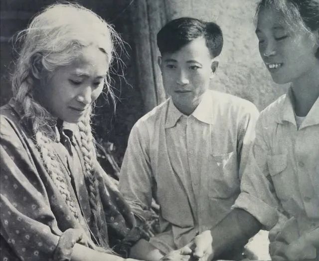 这是"白毛女"原型被解救时,拍下的照片,当时,她在深山已经住了17年