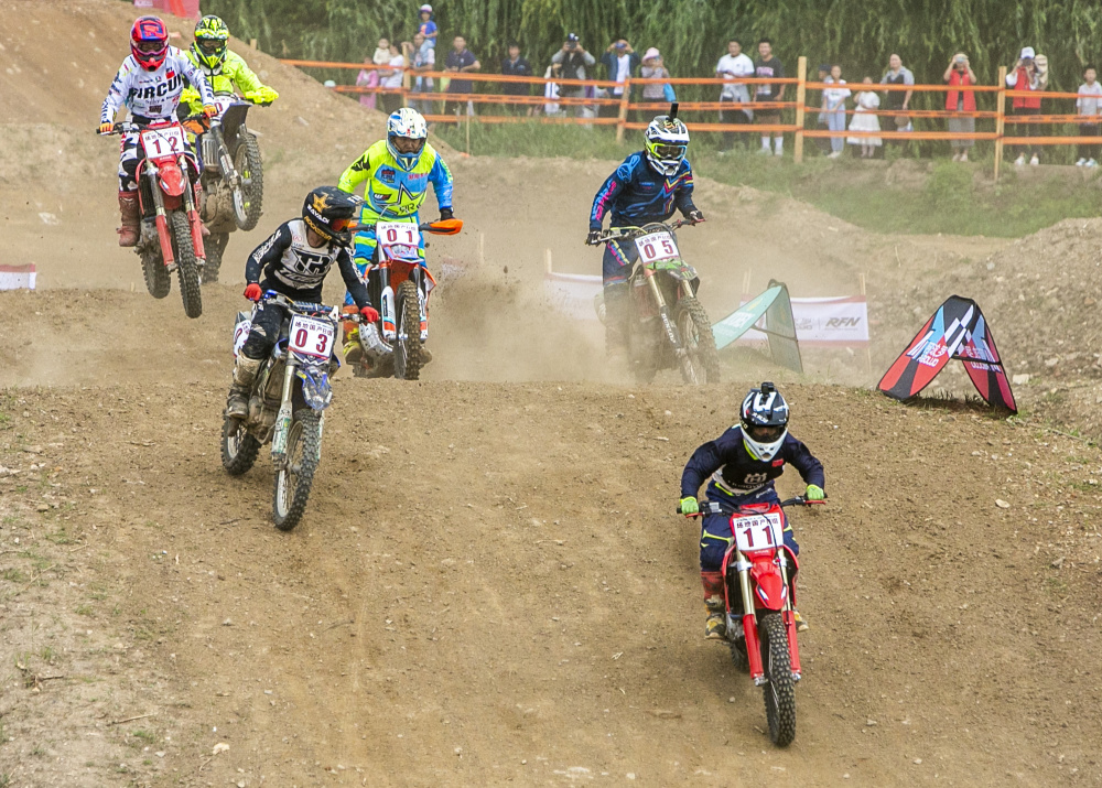 新华社记者 崔文 摄7月11日,越野摩托车手在比赛中.