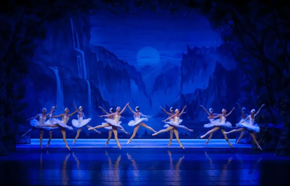 嘉年华dance俄罗斯古典芭蕾团将芭蕾和冰舞巧妙地结合在同一个舞台上