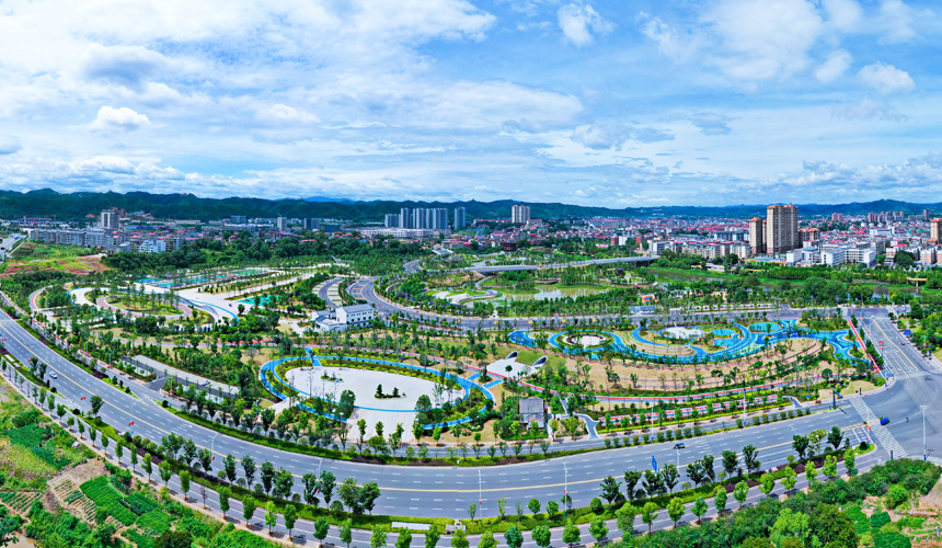 航拍江西省瑞金市金瑞湾湿地公园,草木葱茏,景色优美.