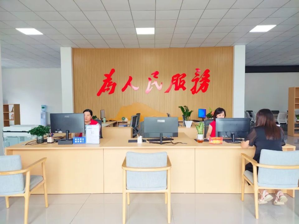 了宽敞明亮的便民服务大厅,不仅涵盖了社工服务,网格员办公等日常行政