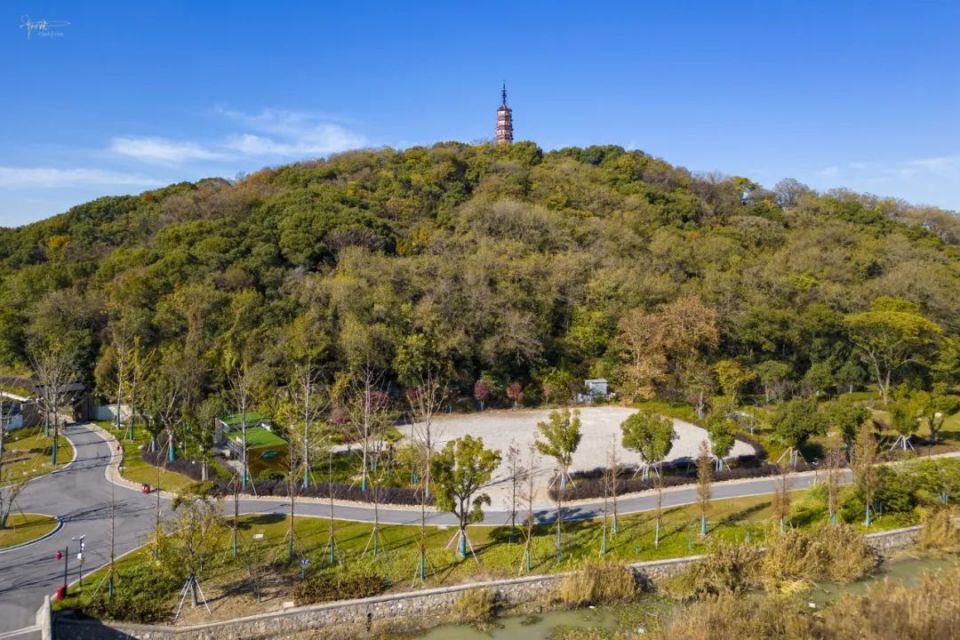 湖州含山仅60米高,上有宋代笔塔,当地人每年都会来这里轧蚕花