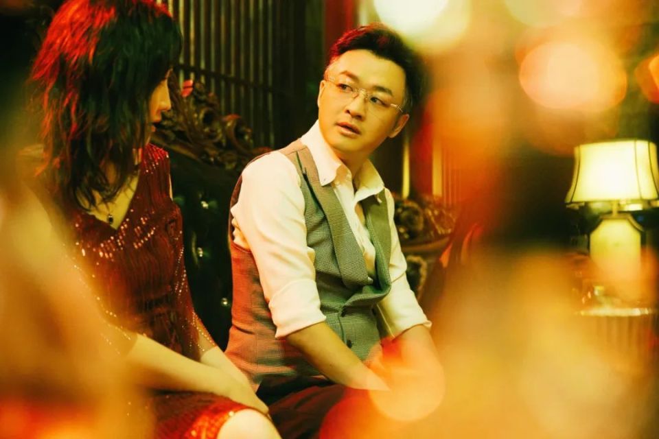 放的人物,所有情绪挂在脸上,不爽就干,看不惯就骂,但是这个成杰不一样