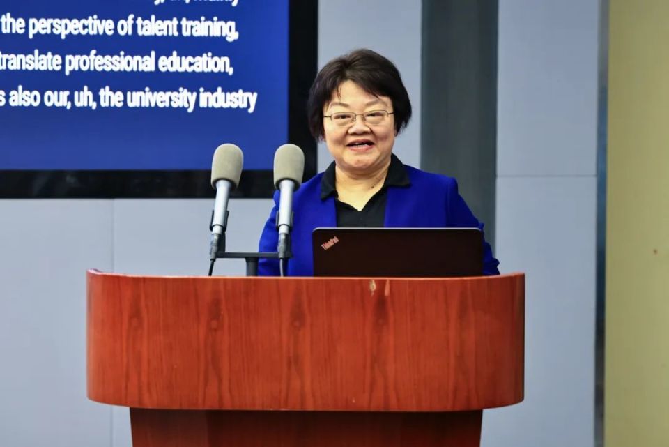 上午主旨演讲环节,中国翻译协会前常务副会长陈明明以"中国特色文化