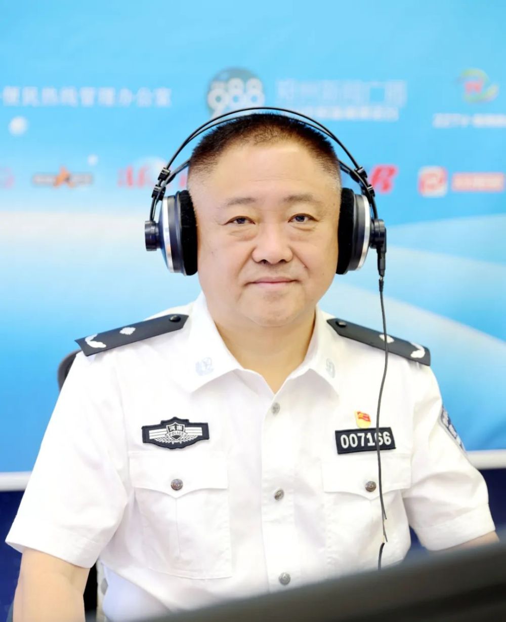 管理办公室 主任 刘静治安支队户政大队 民警 郭荣出入境管理处受理科