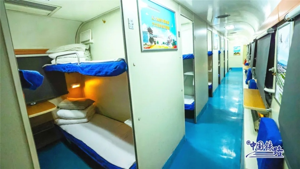 25k型双层普速客车由硬座,硬卧,餐车等车厢组成,部分长途车次还编挂有