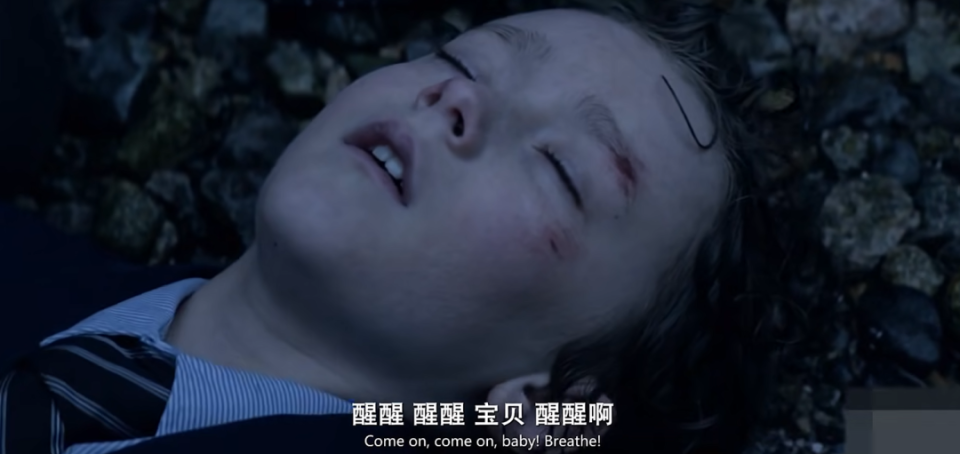 当事情败露马脚,讨厌的后妈将欲告发,被她锁在仓库活活烧死.