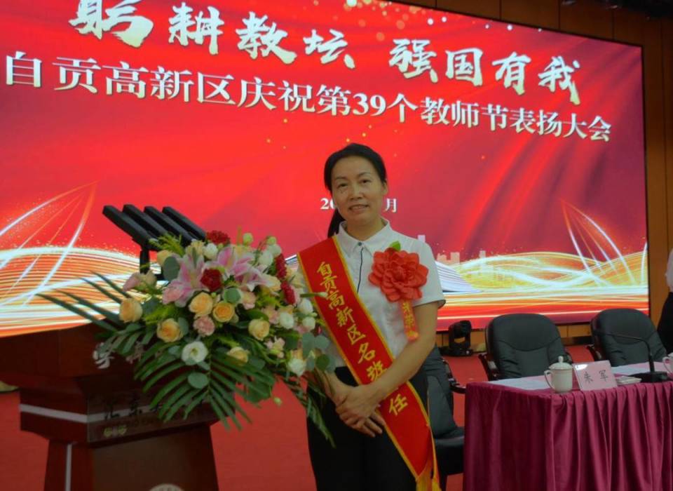 当张老师和班长把一口袋的水果送到小雷病床时,他热泪盈眶地说:"谢谢