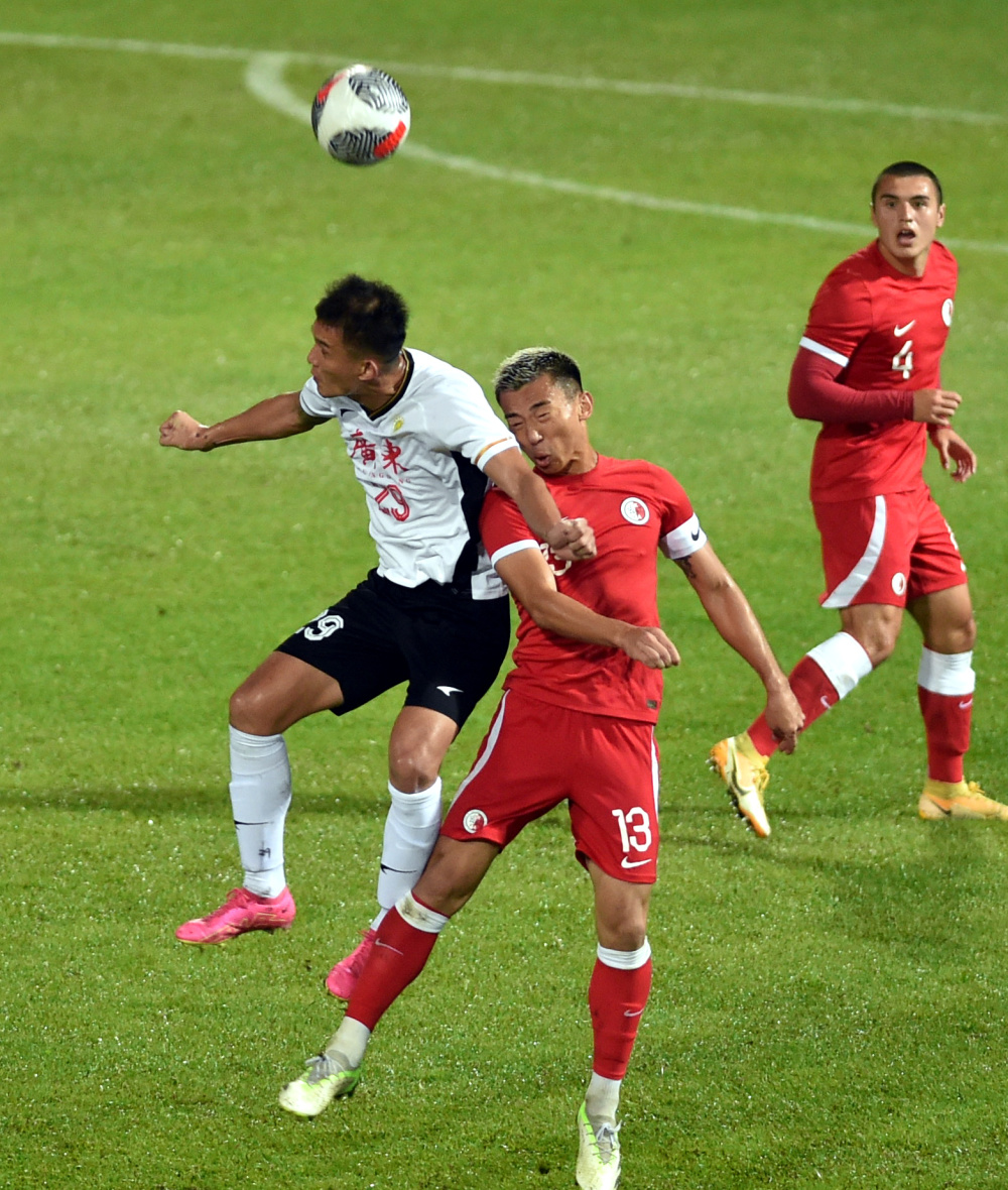 新华社记者 卢炳辉 摄1月31日,香港队球员余在言(右)与广东队球员崔巍