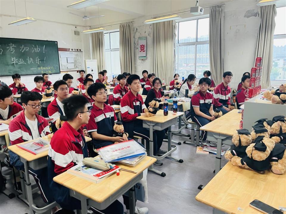 老师自费为学生准备专属礼,"最后一课"全班合唱《晴天》