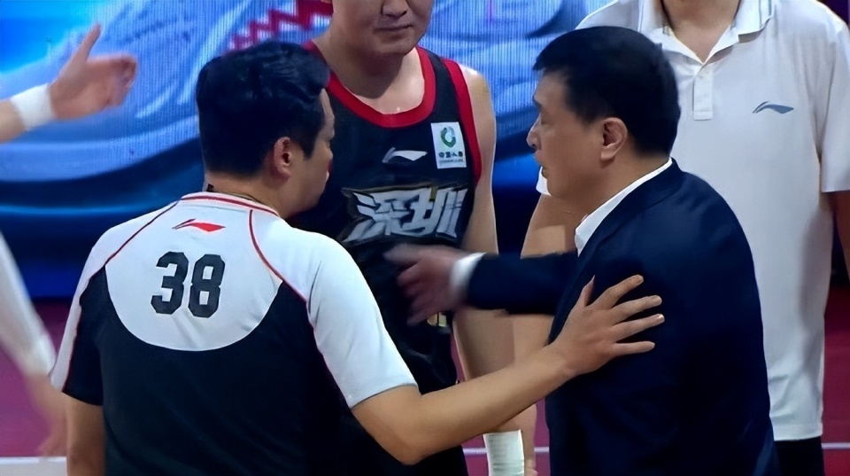 过分沈梓捷怒推孟子凯大骂他假摔闵鹿蕾冲进场呵斥大鸟口吐芬芳