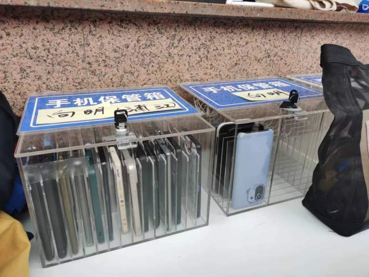 "为梦而战""金榜题名",手机保管箱助阵,吉利服饰为考生加油_腾讯新闻