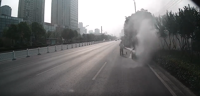 路遇火灾,阜阳一公交司机客串消防员成功灭火