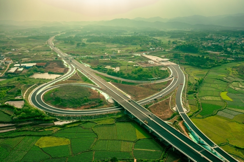 主线路面完工粤赣省际新通道雄信高速预计上半年建成通车
