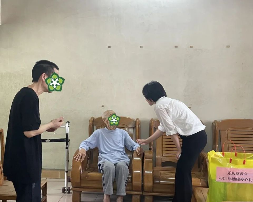 乐从镇副镇长,乐从慈善会理事长罗湘君带队,乐从镇残联理事长刘宇陪同