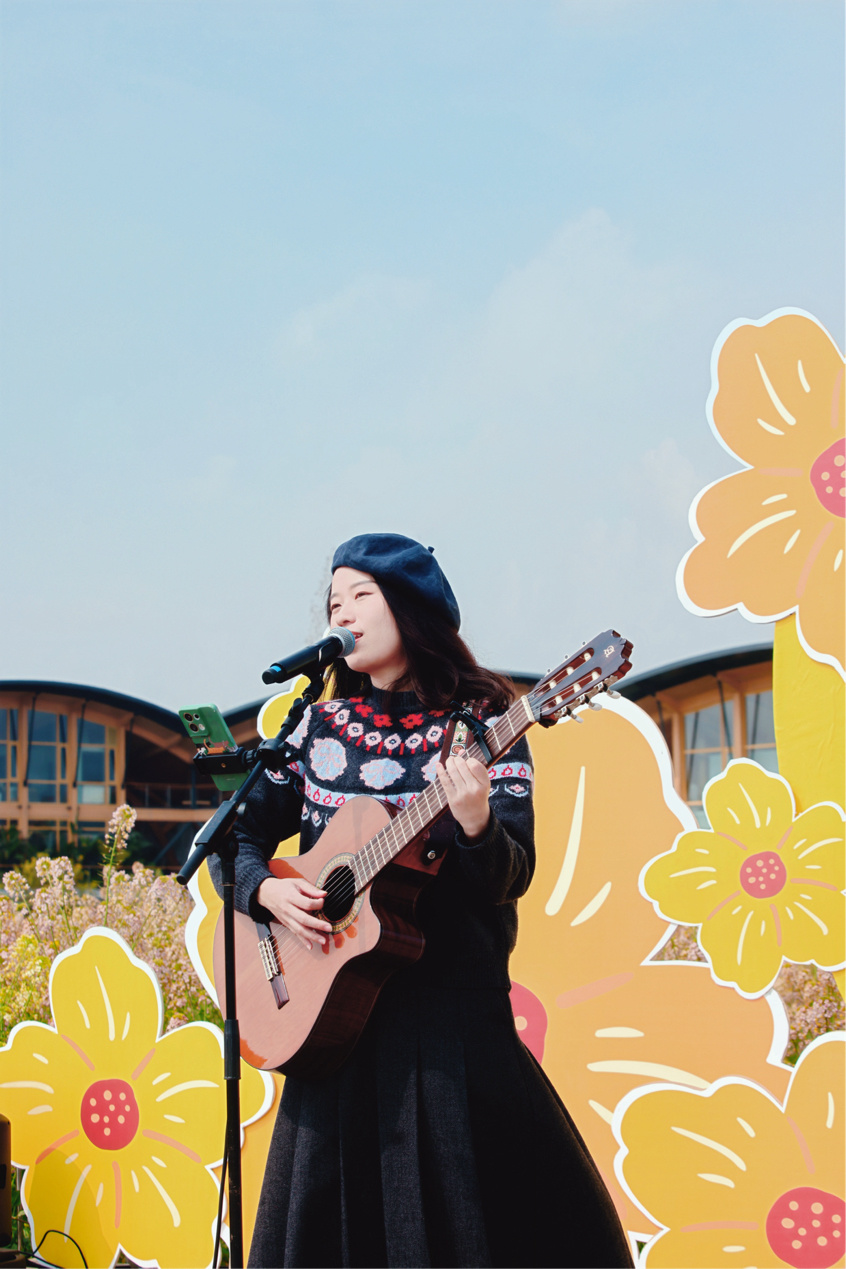 成都街头艺人亮相大禾音乐季演绎田园春光