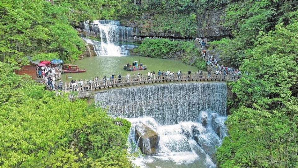 黄连河瀑布奇峰引客来