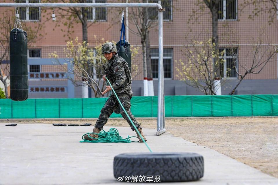 近日,武警天津总队机动支队某大队组织官兵开展体能,战术等多课目