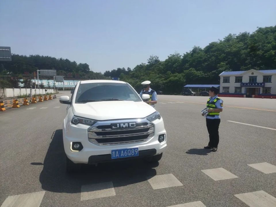 贵阳交警联合交通综合行政执法部门开展高速入口治超专项整治行动