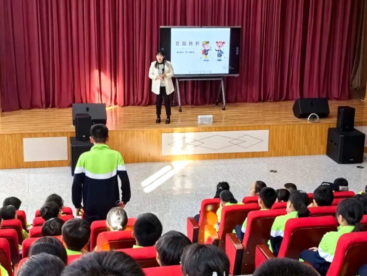 图们市第三中学"萤火虫"新时代文明实践志愿服务分队开展"直面挫折"