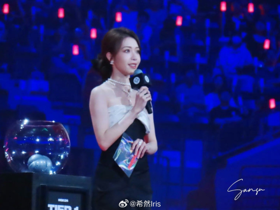 【lpl老婆】希然主持抽签,抹胸礼服配珍珠项链太好看了