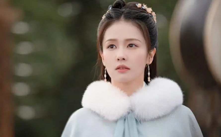 同样硬演"绝世美人",将33岁吴谨言跟29岁白鹿放一起,差距明显