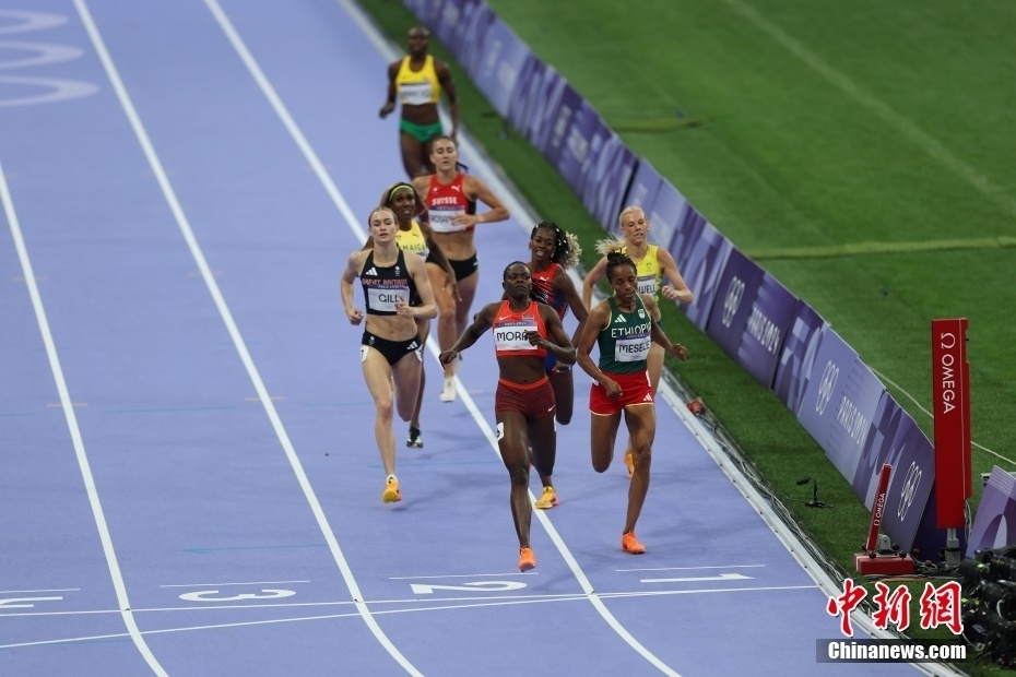 中新社记者 盛佳鹏 摄当地时间8月4日,巴黎奥运会田径女子800米半决赛