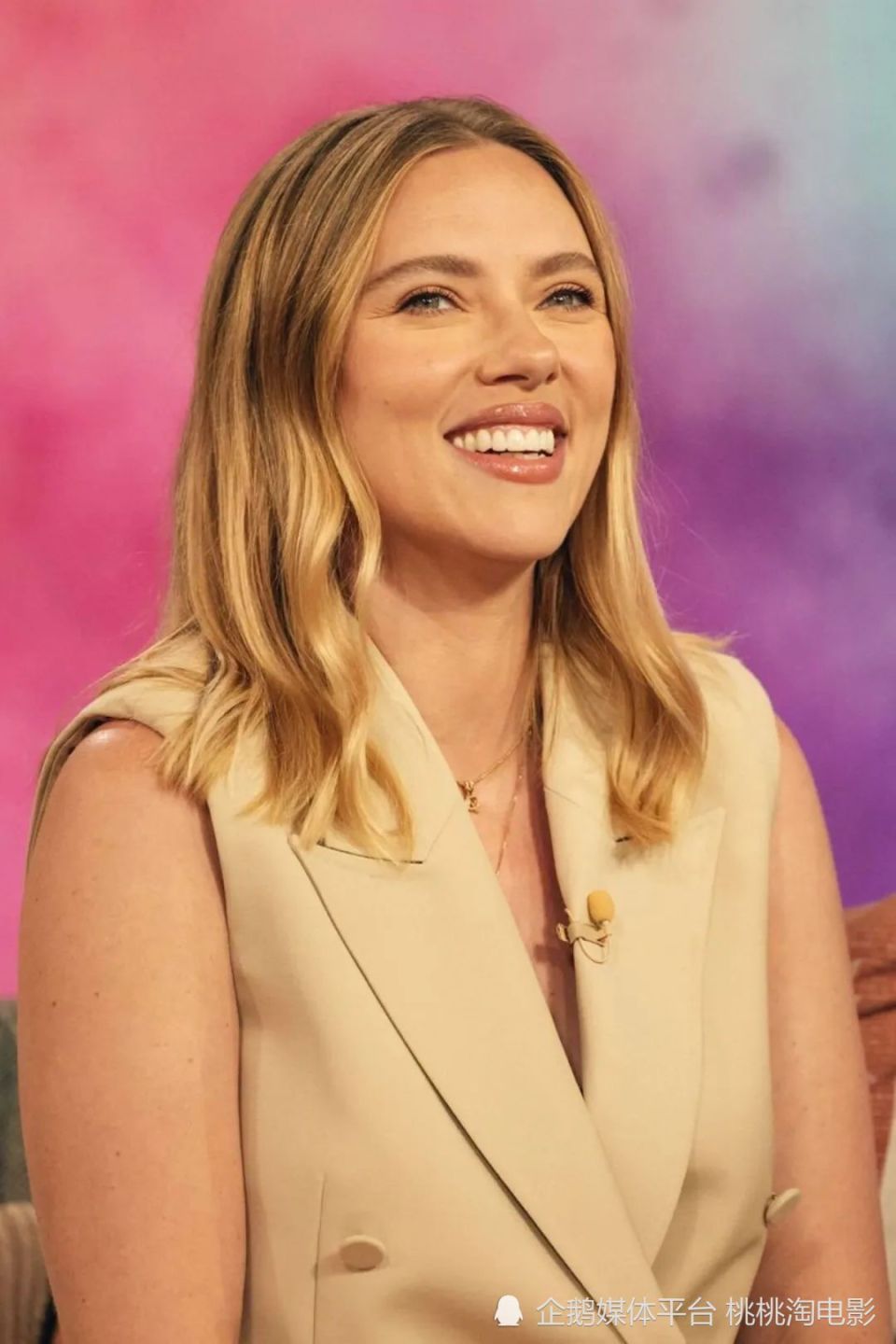 斯嘉丽·约翰逊出席《登月大计划》首映礼,新片不断神采奕奕