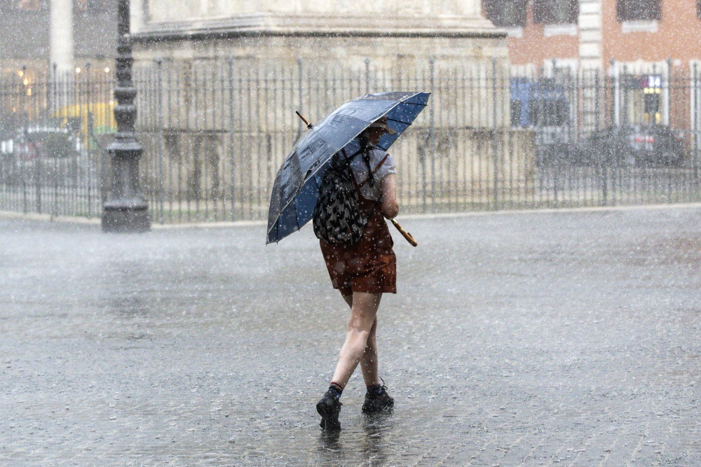 新华社/欧新9月3日,在意大利罗马,行人打伞遮雨.