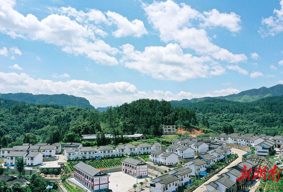 7月7日,鸟瞰城步苗族自治县儒林镇集中安置点,地面干净整洁,道路四通