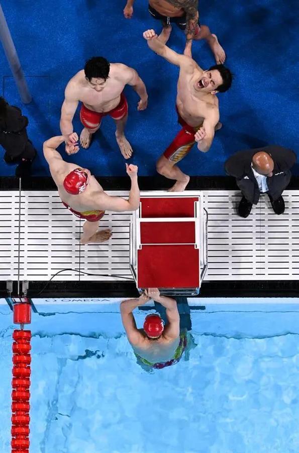 中国队获男子4x100米混合泳接力金牌，一次荡气回肠的自我超越_腾讯新闻