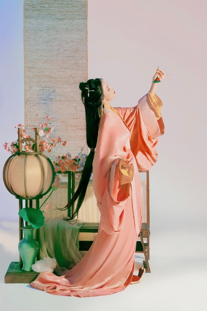 baby端午节晒美照,汉服写真宛如仙女下凡,红妆褐瞳魅力无限