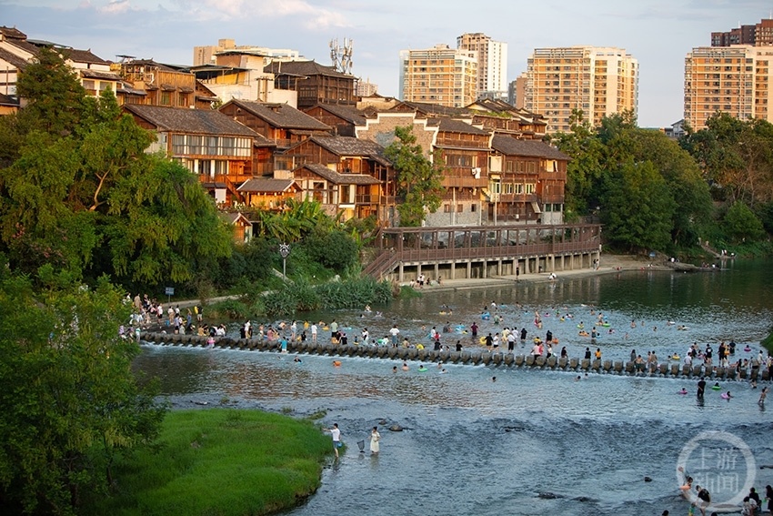 重庆秀山西街戏水享清凉