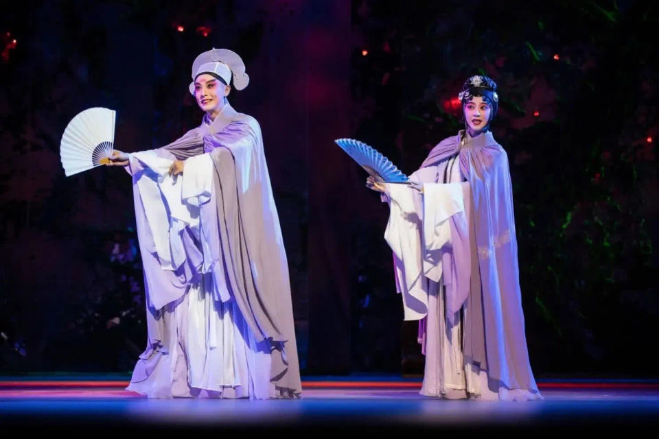 昆曲《浮生六记》首次来京 名角施夏明单雯携手演绎伉俪痴情_腾讯新闻