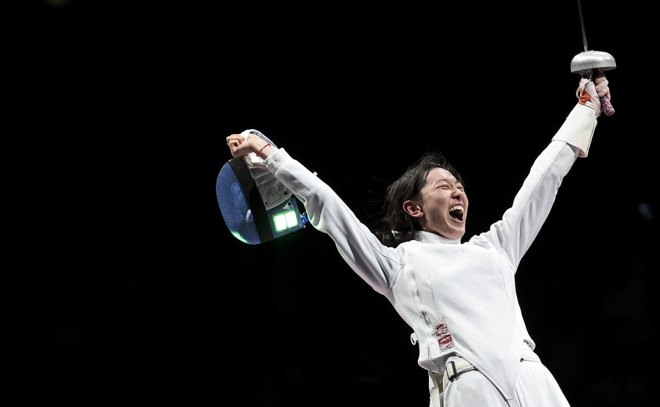 2021年7月24日,孙一文在东京奥运会击剑项目女子个人重剑决赛后庆祝.