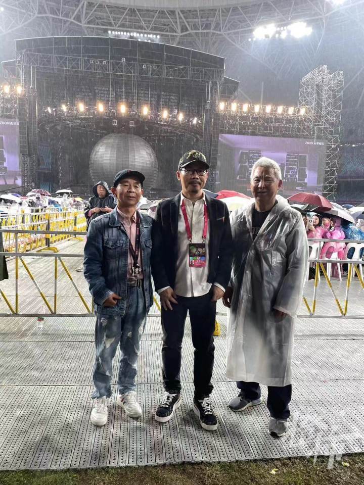 两位“西湖大爷”现身周杰伦杭州演唱会收官场，和周杰伦合唱《稻香》《东风破》