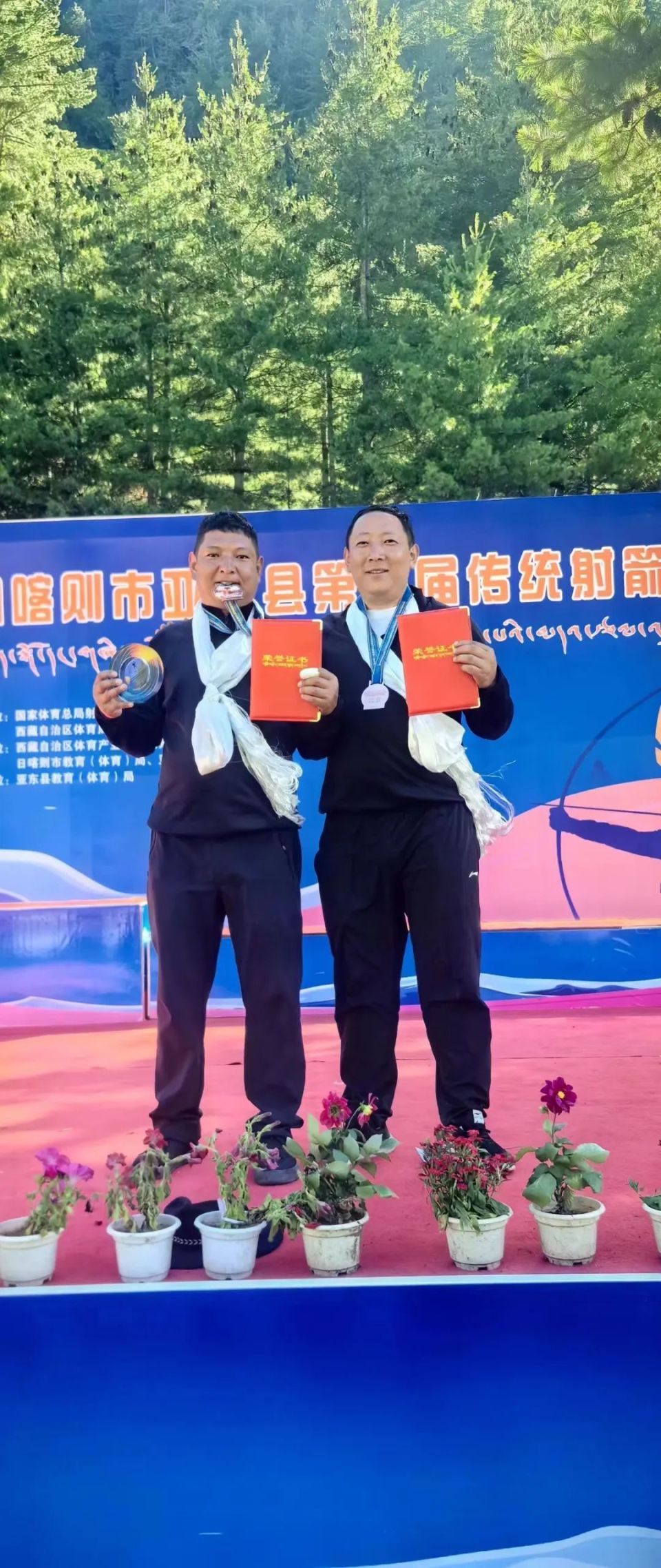 合作·团队的精神退休不褪色!老民警拉巴次仁同志在场赛上身