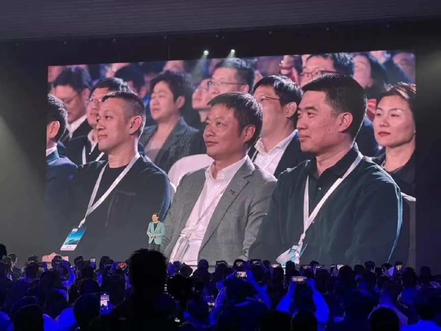 雷军笑麻了_腾讯新闻