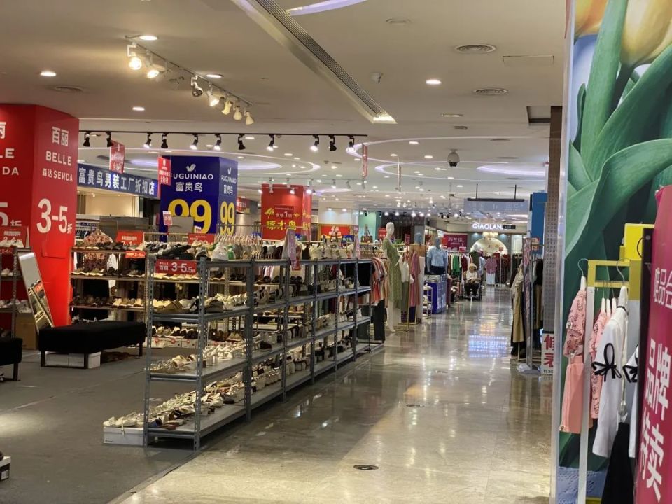 特卖场负一层空置率大约在一半以上桌球室招牌亮灯依然亮着如今仅剩下