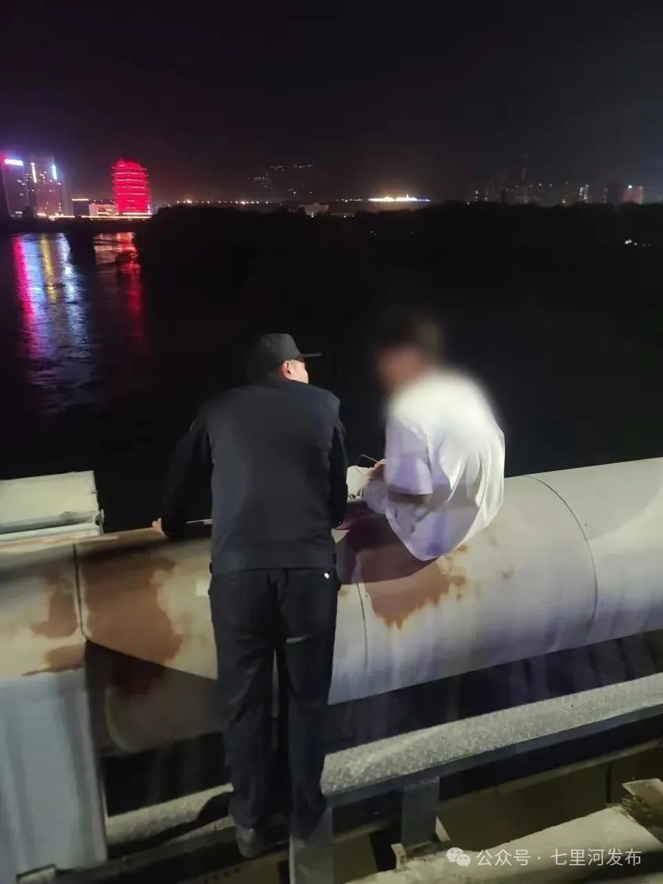 夜晚河边图片假装跳河图片