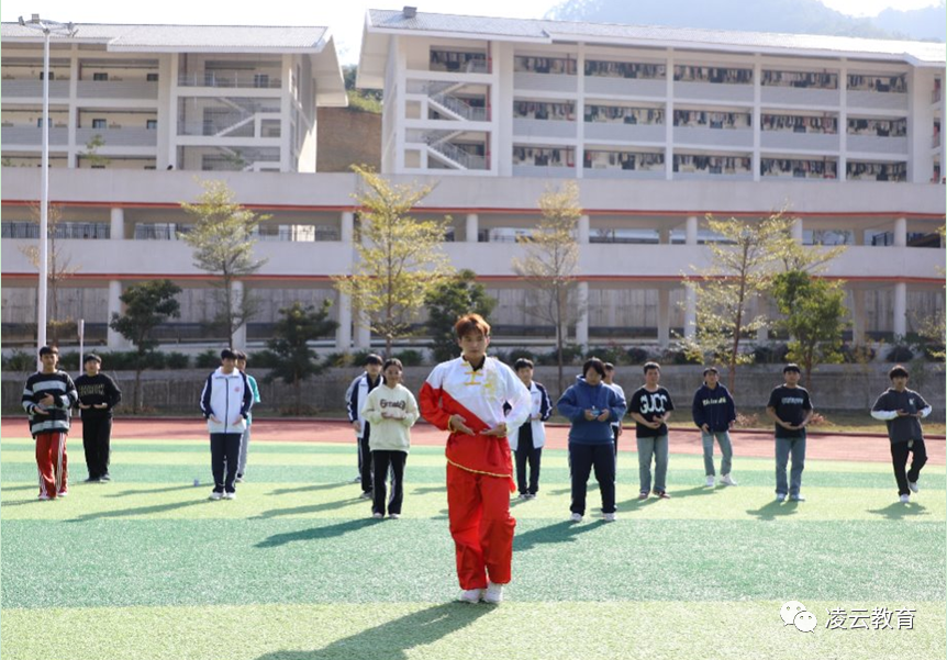 百色市鸿顺高级中学开展八段锦进校园活动