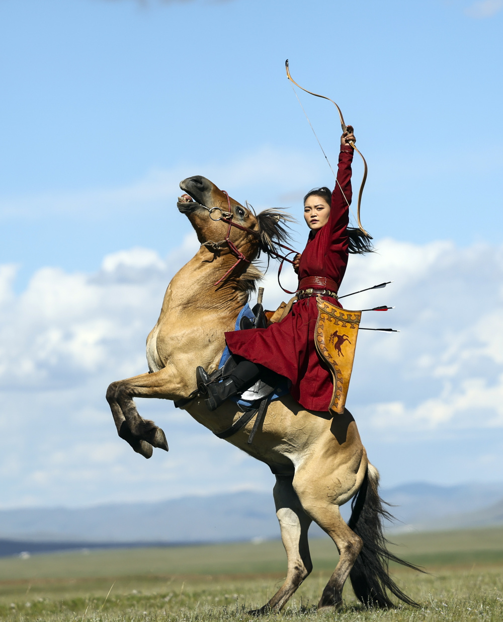 蒙古族人骑马图片